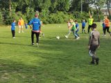 Laatste training S.K.N.W.K. JO9-1 van seizoen 2021-2022 (partijtje tegen de ouders) (42/71)